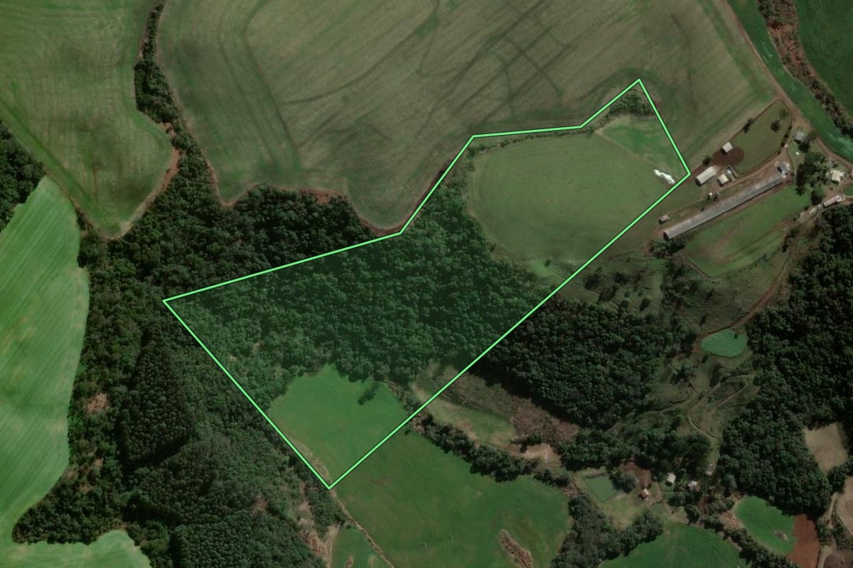 Imagem de satélite do imóvel rural em Xanxerê (SC), com o contorno declarado no CAR desenhado por cima.