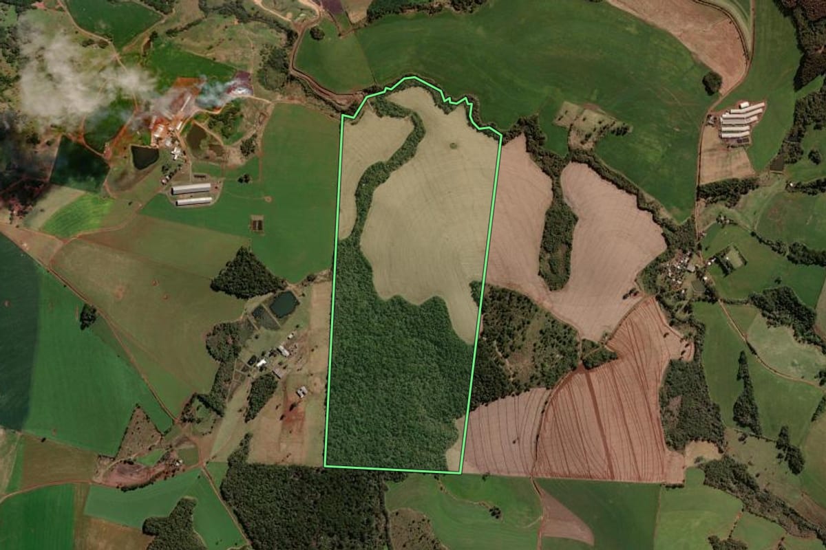 Imagem de satélite do imóvel rural em Xanxerê (SC), com o contorno declarado no CAR desenhado por cima.