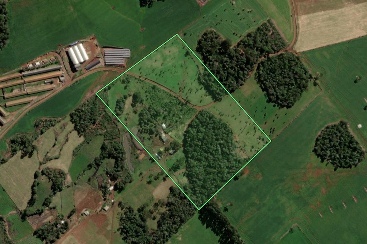 Imagem de satélite do imóvel rural em Xanxerê (SC), com o contorno declarado no CAR desenhado por cima.