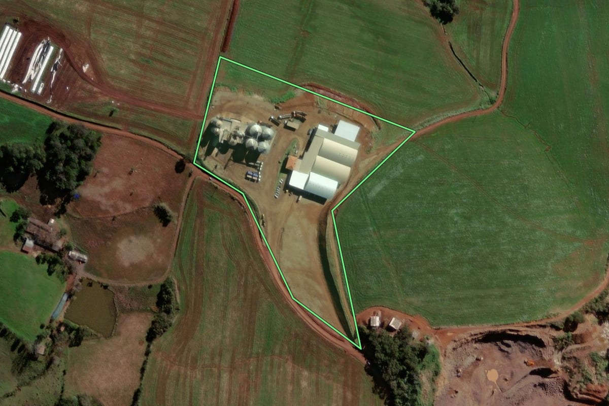 Imagem de satélite do imóvel rural em Xanxerê (SC), com o contorno declarado no CAR desenhado por cima.
