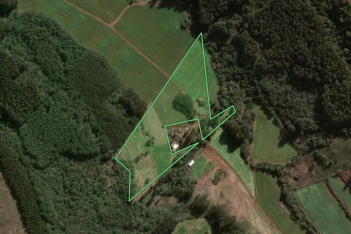 Imagem de satélite do imóvel rural em Xanxerê (SC), com o contorno declarado no CAR desenhado por cima.