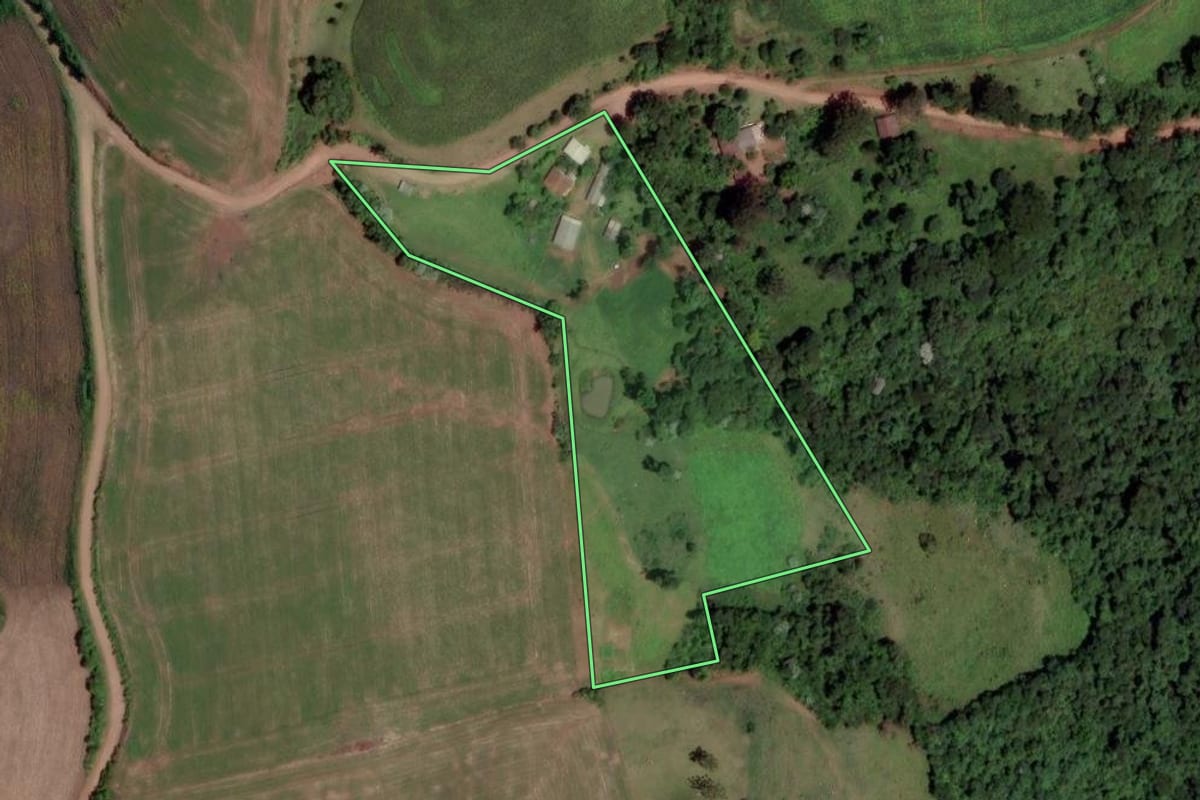 Imagem de satélite do imóvel rural em Xanxerê (SC), com o contorno declarado no CAR desenhado por cima.
