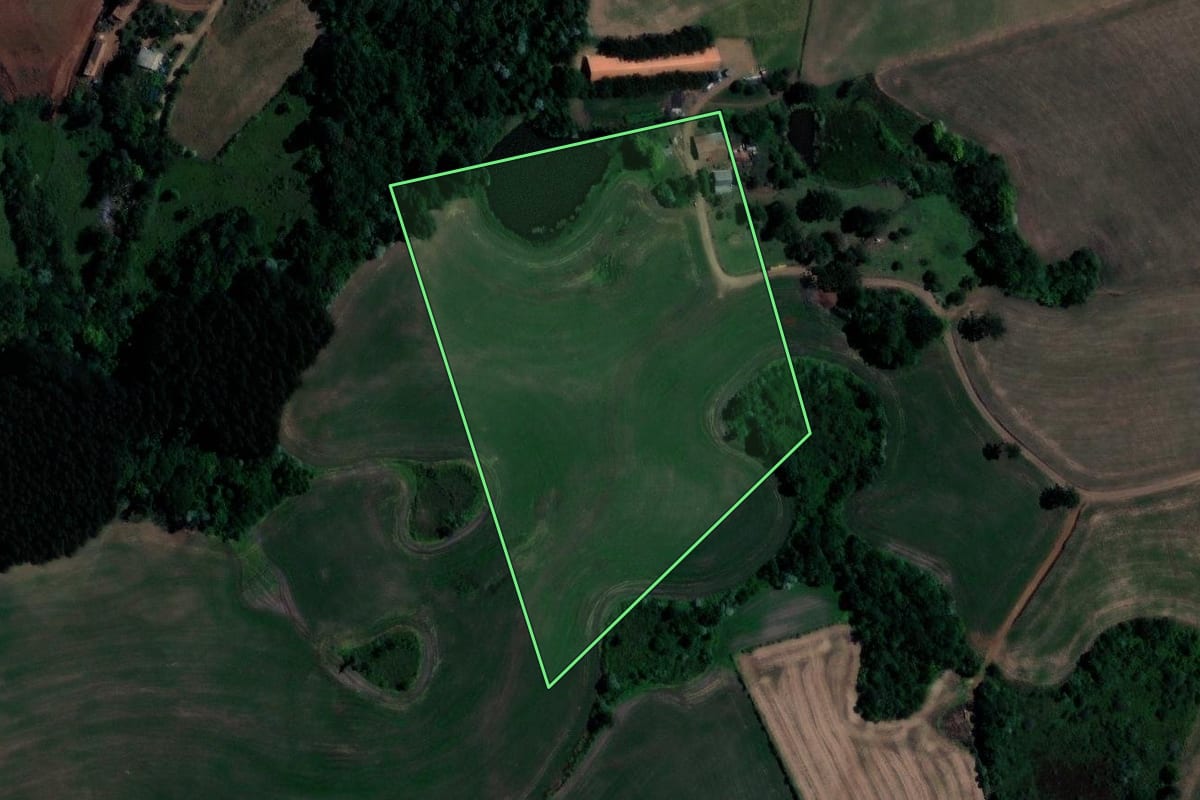 Imagem de satélite do imóvel rural em Xanxerê (SC), com o contorno declarado no CAR desenhado por cima.