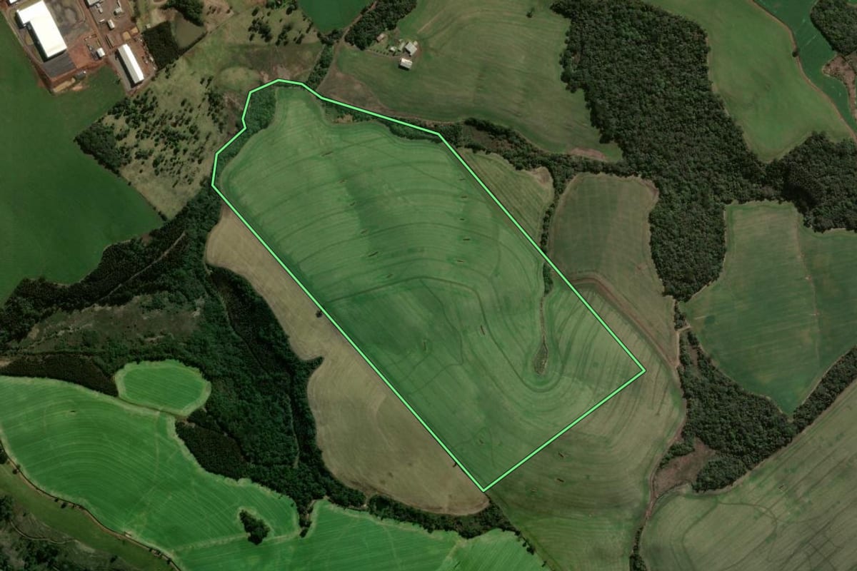 Imagem de satélite do imóvel rural em Xanxerê (SC), com o contorno declarado no CAR desenhado por cima.