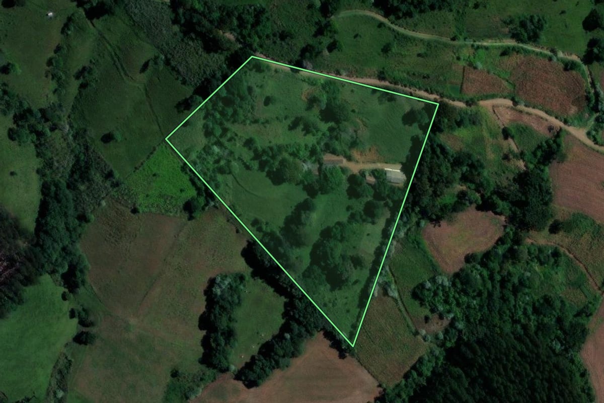 Imagem de satélite do imóvel rural em Xanxerê (SC), com o contorno declarado no CAR desenhado por cima.