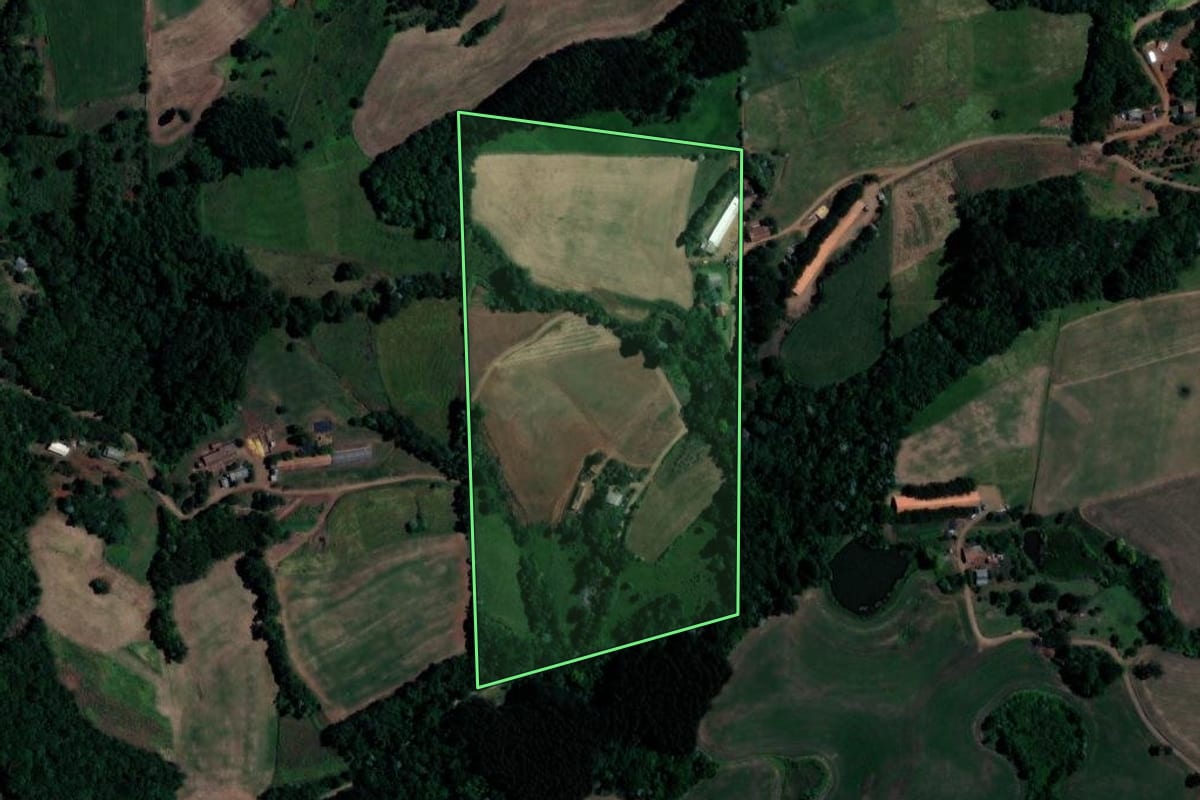 Imagem de satélite do imóvel rural em Xanxerê (SC), com o contorno declarado no CAR desenhado por cima.