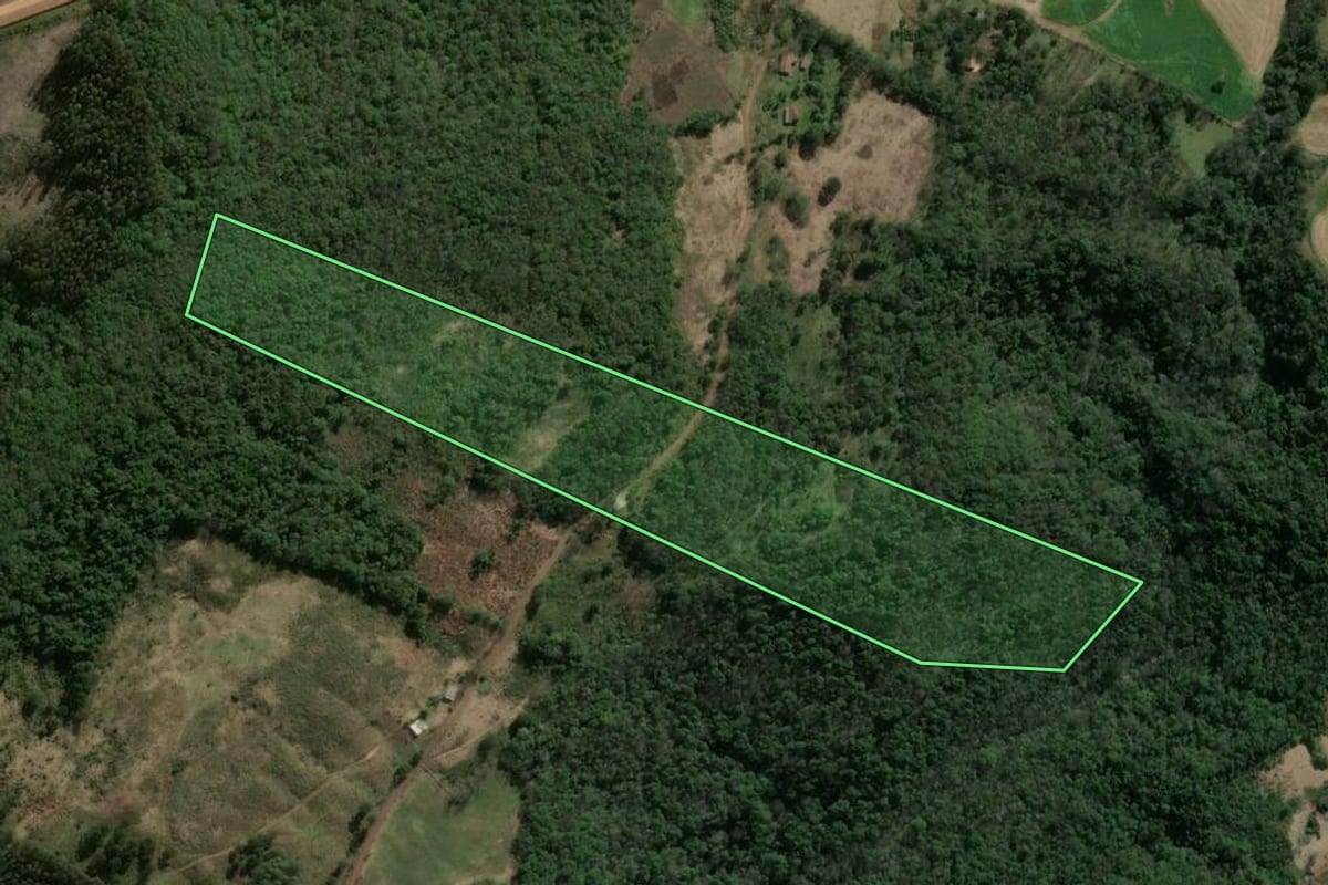 Imagem de satélite do imóvel rural em Xanxerê (SC), com o contorno declarado no CAR desenhado por cima.