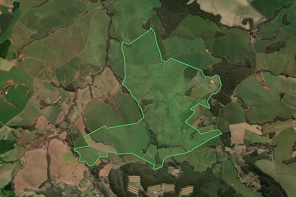 Imagem de satélite do imóvel rural em Xanxerê (SC), com o contorno declarado no CAR desenhado por cima.