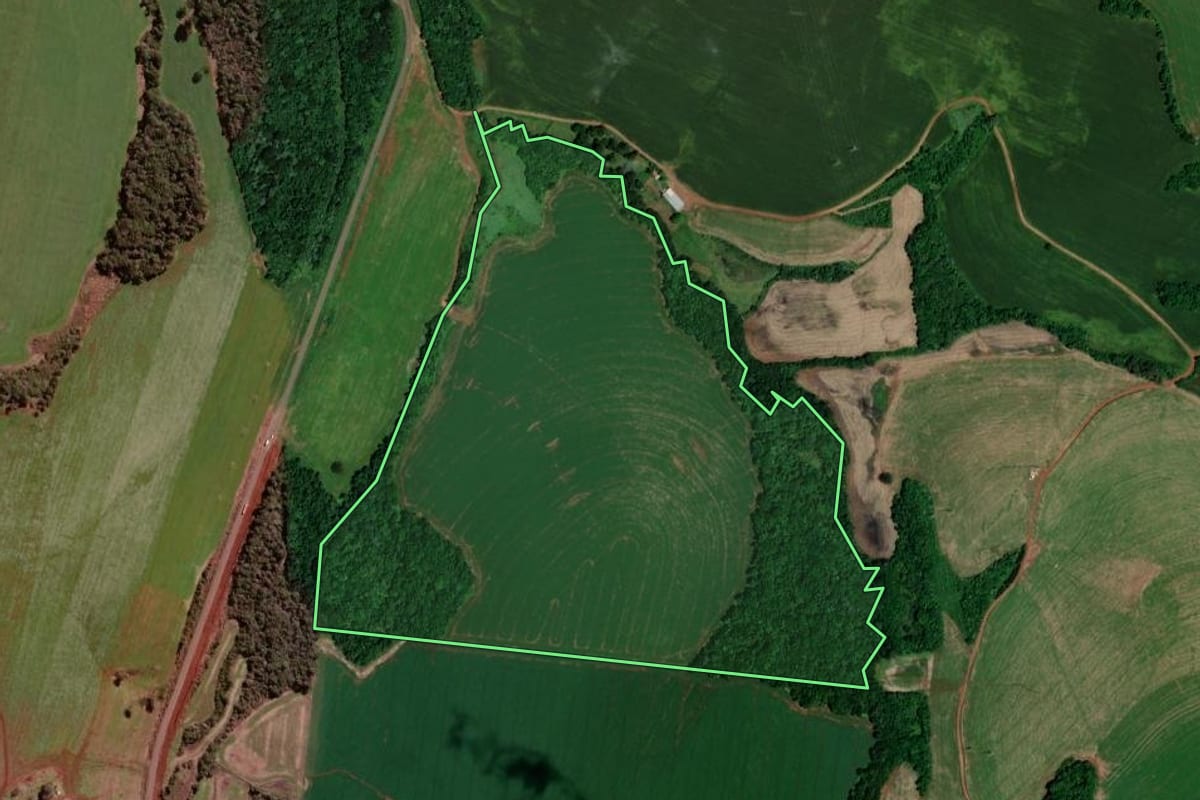 Imagem de satélite do imóvel rural em Xanxerê (SC), com o contorno declarado no CAR desenhado por cima.