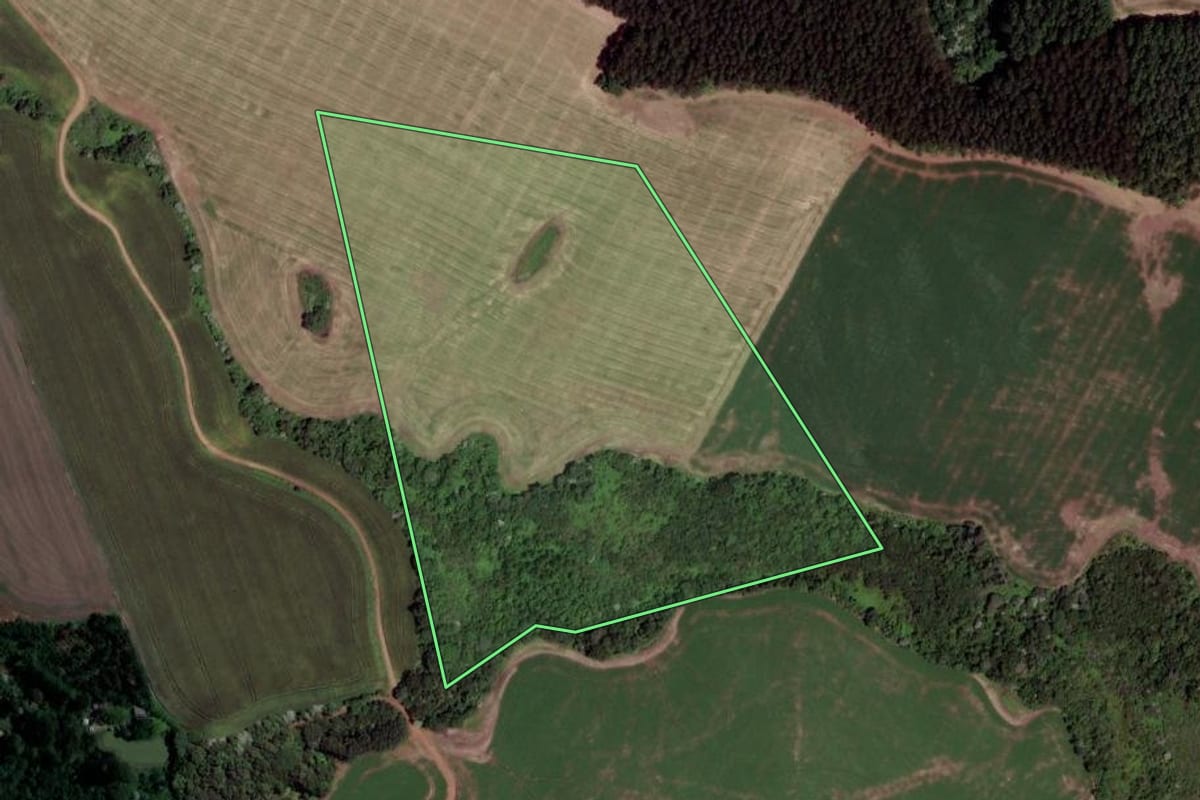 Imagem de satélite do imóvel rural em Xanxerê (SC), com o contorno declarado no CAR desenhado por cima.