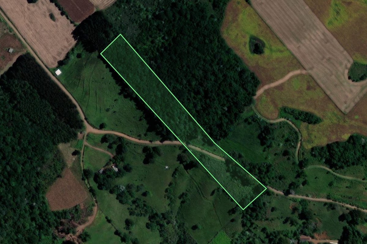 Imagem de satélite do imóvel rural em Xanxerê (SC), com o contorno declarado no CAR desenhado por cima.