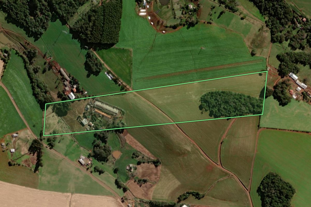 Imagem de satélite do imóvel rural em Xanxerê (SC), com o contorno declarado no CAR desenhado por cima.