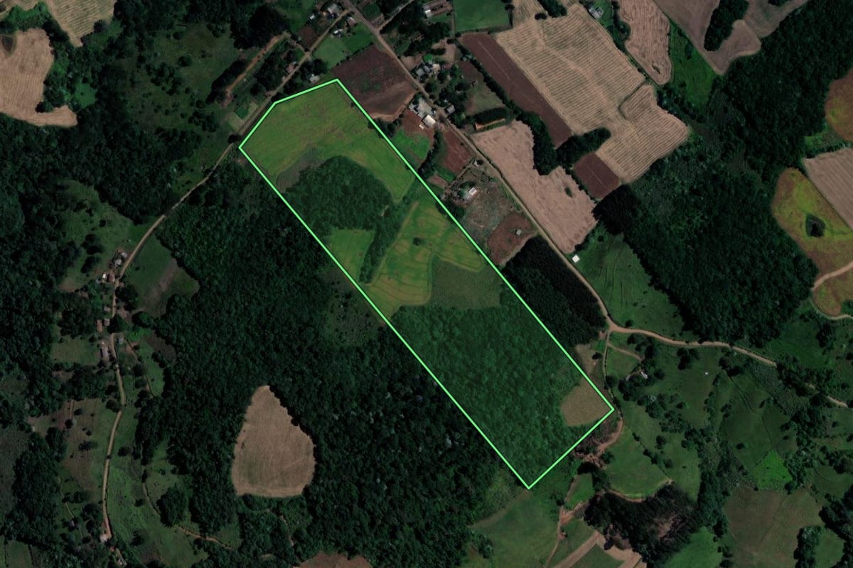 Imagem de satélite do imóvel rural em Xanxerê (SC), com o contorno declarado no CAR desenhado por cima.
