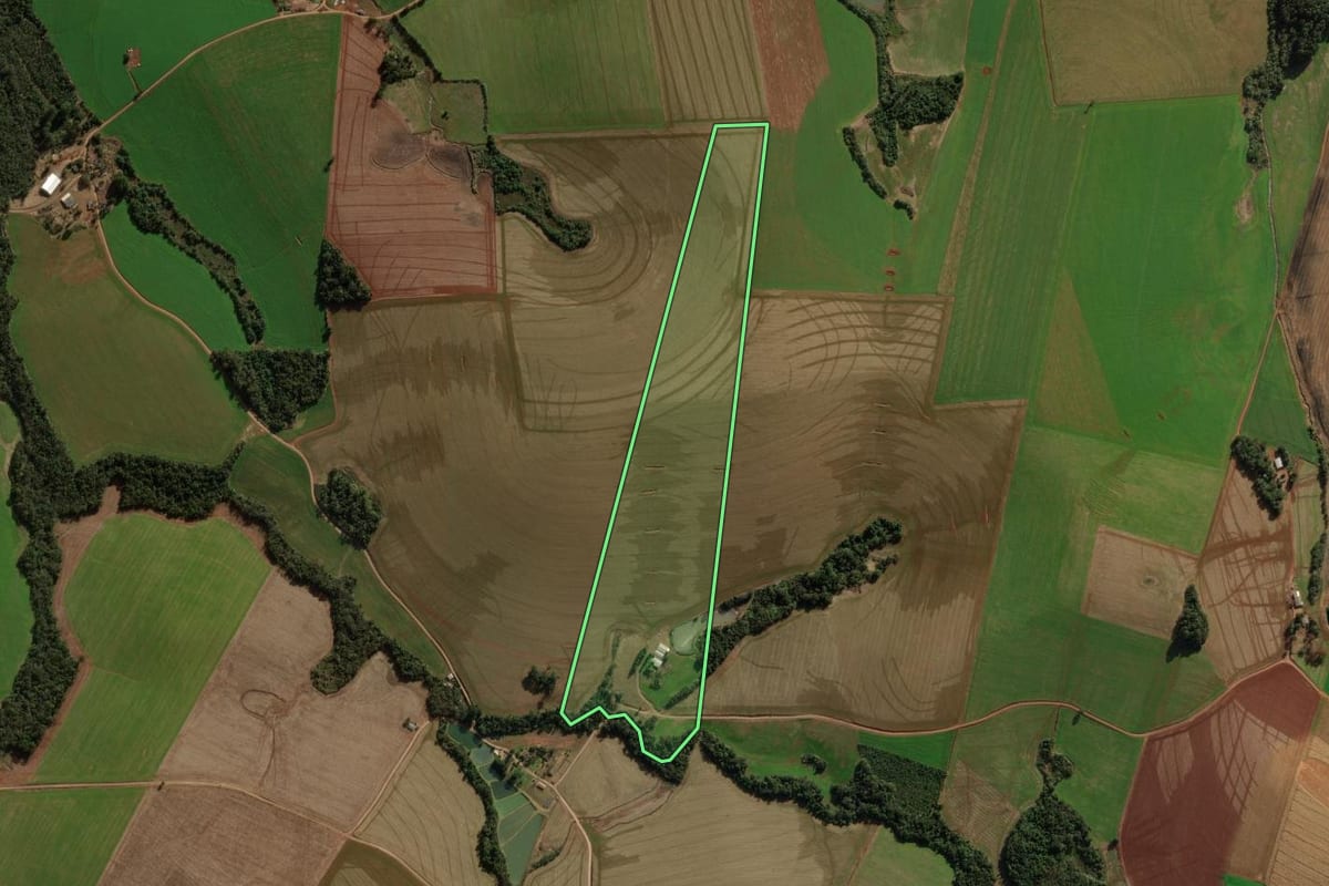 Imagem de satélite do imóvel rural em Xanxerê (SC), com o contorno declarado no CAR desenhado por cima.