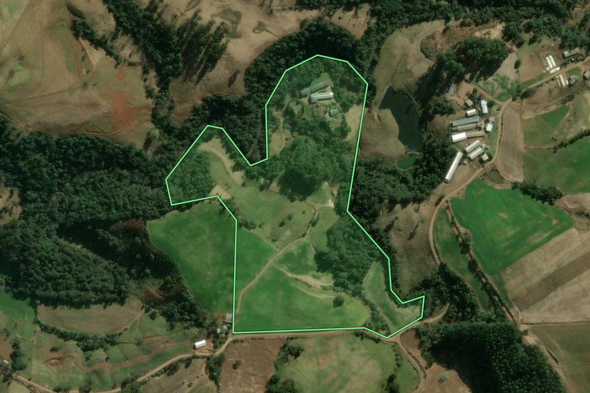 Imagem de satélite do imóvel rural em Xavantina (SC), com o contorno declarado no CAR desenhado por cima.