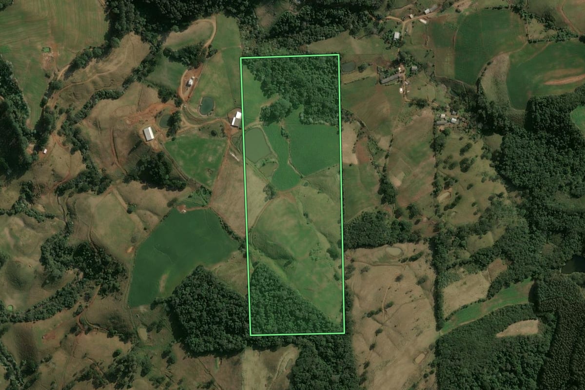 Imagem de satélite do imóvel rural em Xavantina (SC), com o contorno declarado no CAR desenhado por cima.