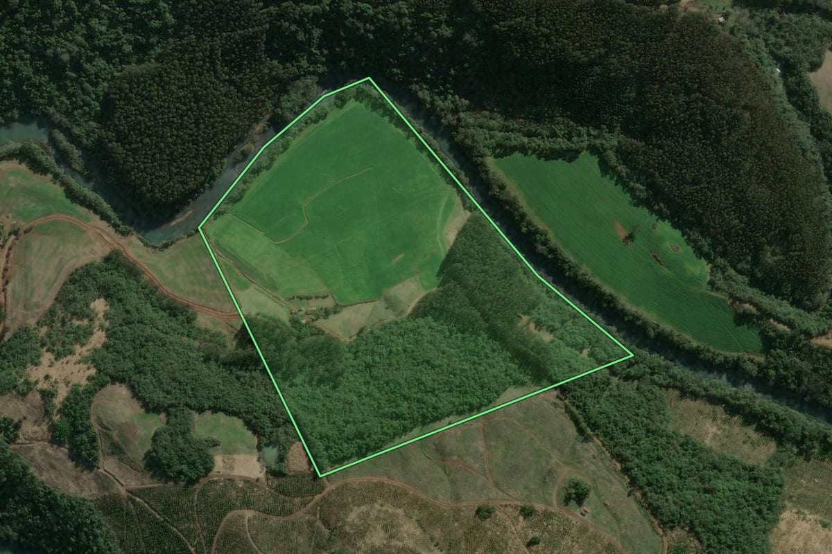 Imagem de satélite do imóvel rural em Xavantina (SC), com o contorno declarado no CAR desenhado por cima.