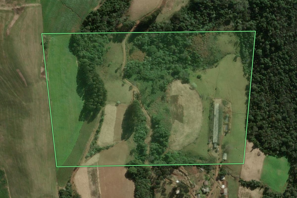 Imagem de satélite do imóvel rural em Xavantina (SC), com o contorno declarado no CAR desenhado por cima.