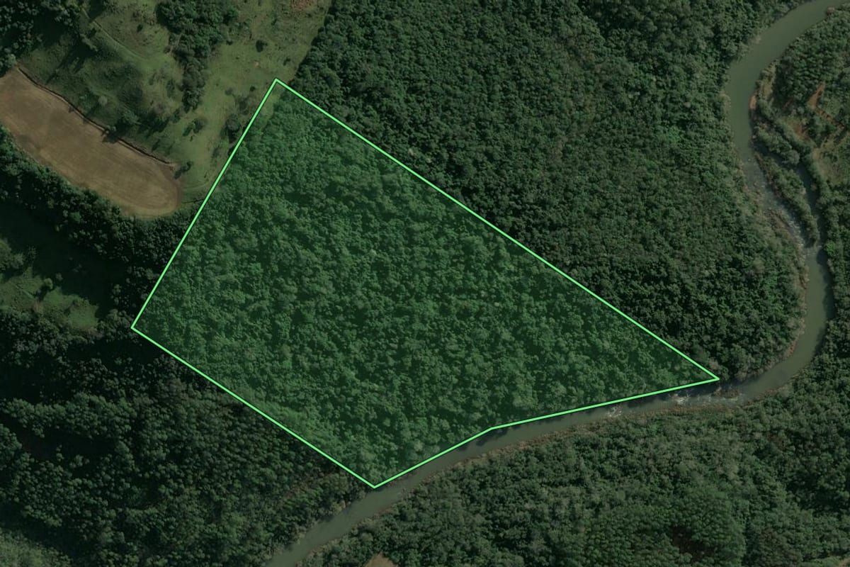Imagem de satélite do imóvel rural em Xaxim (SC), com o contorno declarado no CAR desenhado por cima.