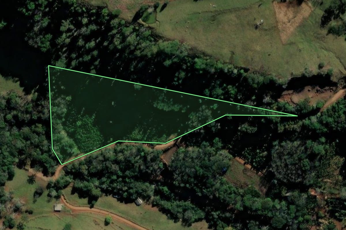 Imagem de satélite do imóvel rural em Xaxim (SC), com o contorno declarado no CAR desenhado por cima.