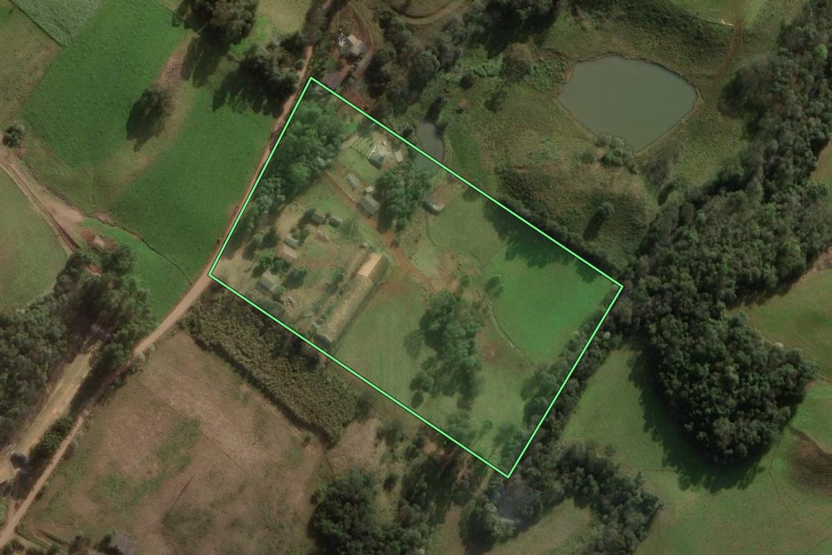 Imagem de satélite do imóvel rural em Xaxim (SC), com o contorno declarado no CAR desenhado por cima.
