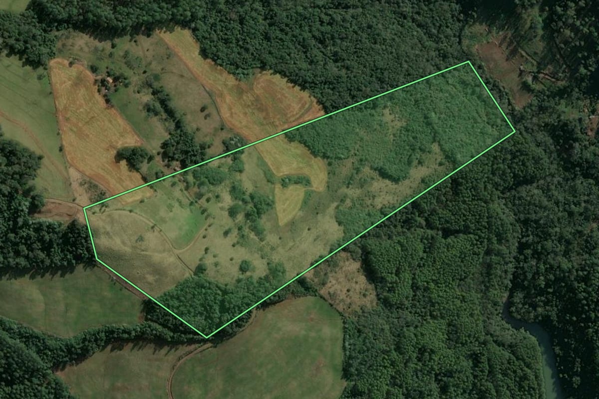 Imagem de satélite do imóvel rural em Xaxim (SC), com o contorno declarado no CAR desenhado por cima.