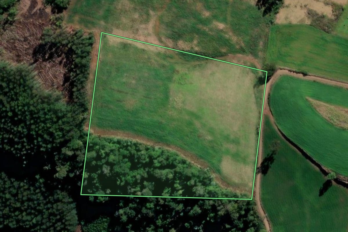 Imagem de satélite do imóvel rural em Xaxim (SC), com o contorno declarado no CAR desenhado por cima.