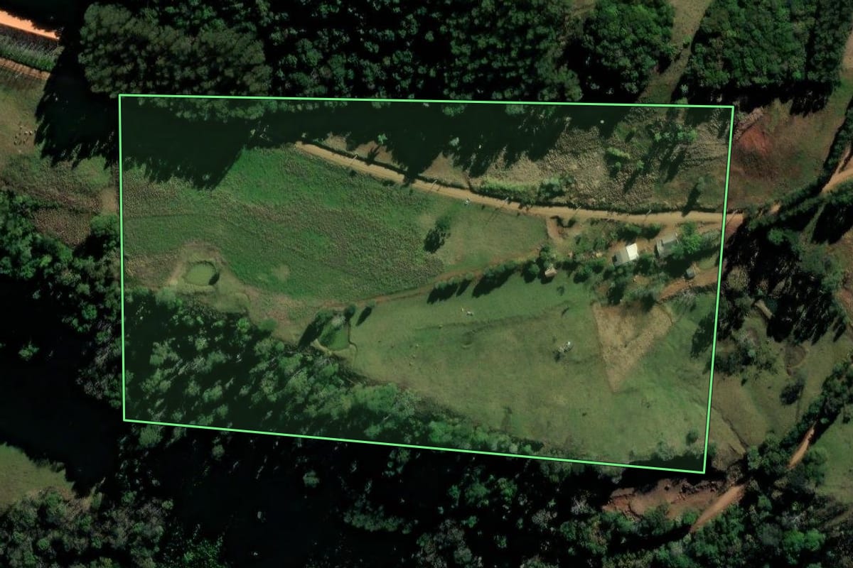 Imagem de satélite do imóvel rural em Xaxim (SC), com o contorno declarado no CAR desenhado por cima.