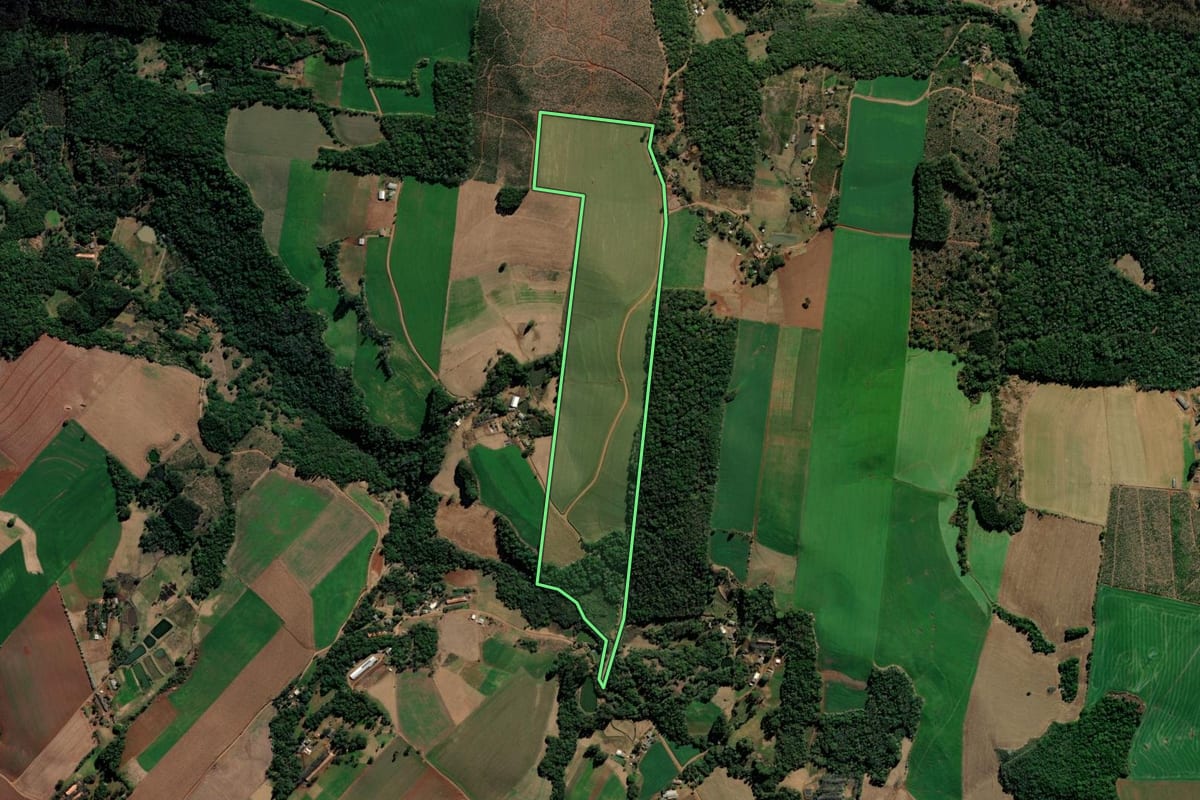 Imagem de satélite do imóvel rural em Xaxim (SC), com o contorno declarado no CAR desenhado por cima.