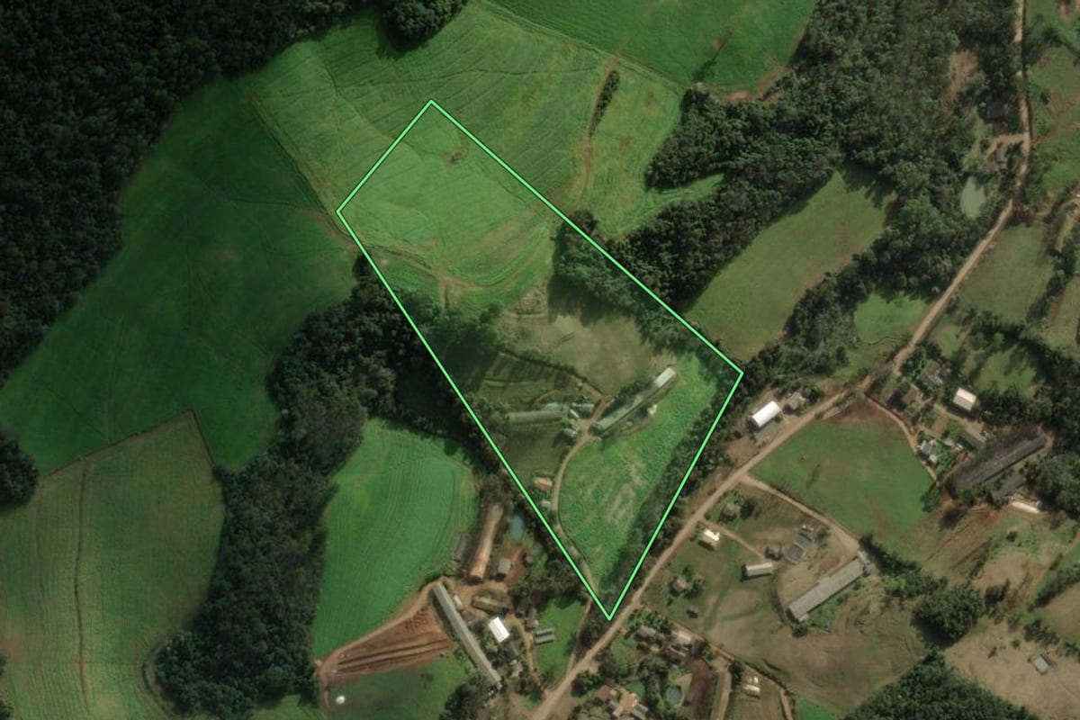 Imagem de satélite do imóvel rural em Xaxim (SC), com o contorno declarado no CAR desenhado por cima.