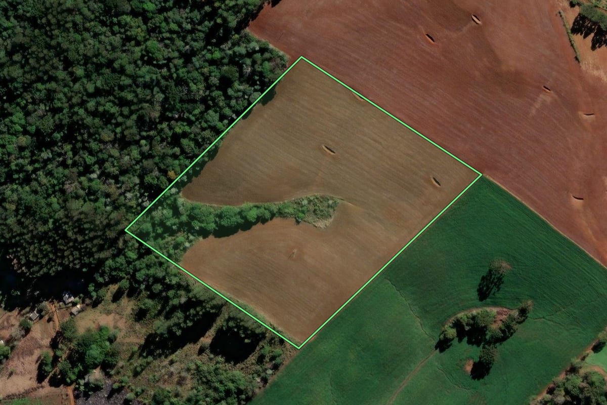 Imagem de satélite do imóvel rural em Xaxim (SC), com o contorno declarado no CAR desenhado por cima.