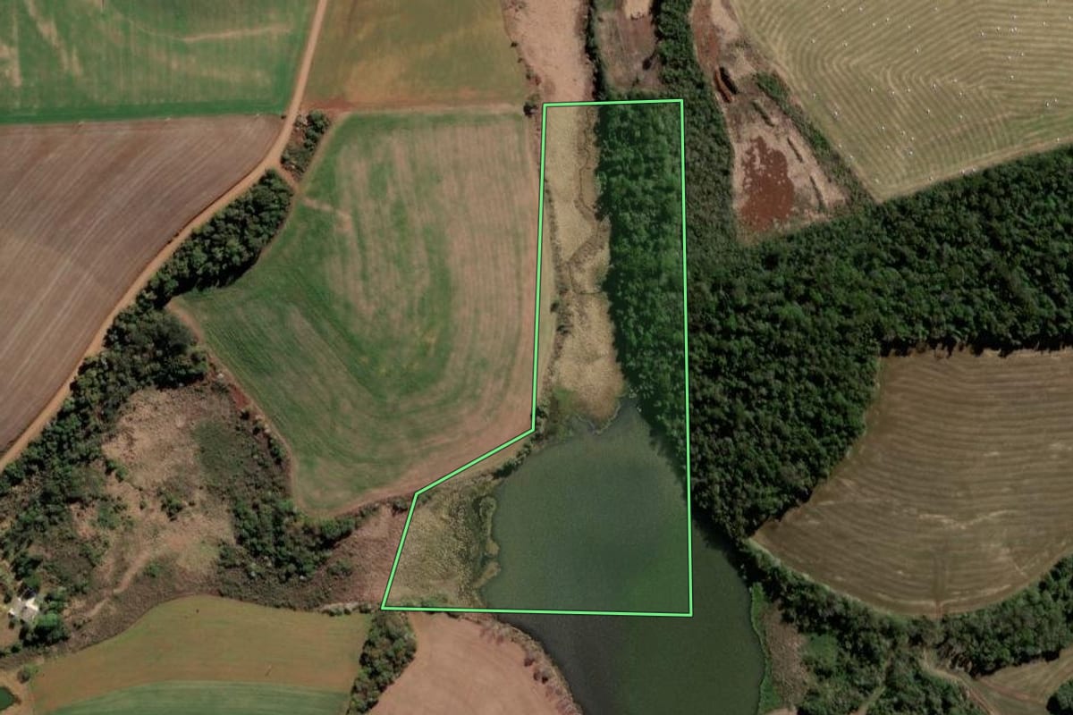 Imagem de satélite do imóvel rural em Xaxim (SC), com o contorno declarado no CAR desenhado por cima.