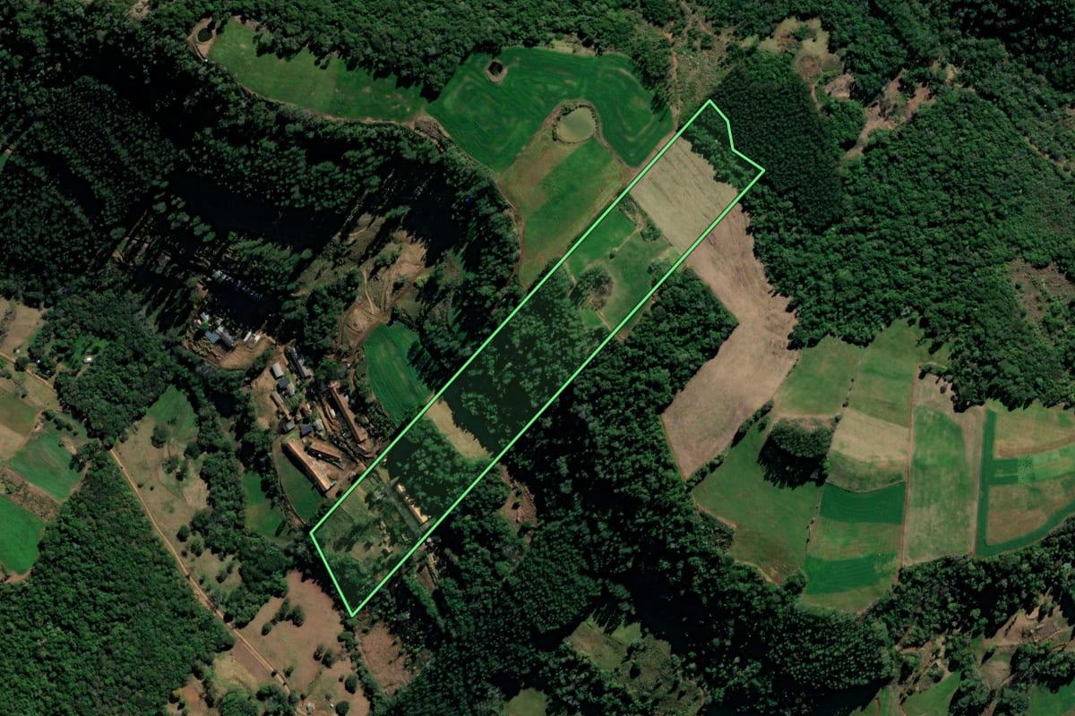Imagem de satélite do imóvel rural em Xaxim (SC), com o contorno declarado no CAR desenhado por cima.