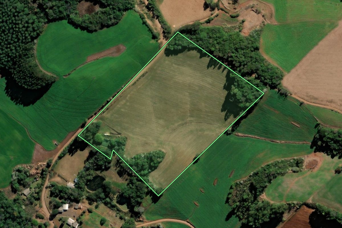 Imagem de satélite do imóvel rural em Xaxim (SC), com o contorno declarado no CAR desenhado por cima.