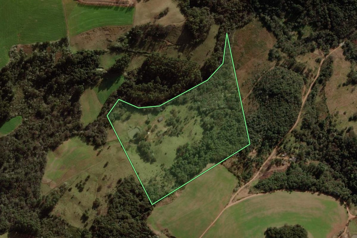Imagem de satélite do imóvel rural em Xaxim (SC), com o contorno declarado no CAR desenhado por cima.