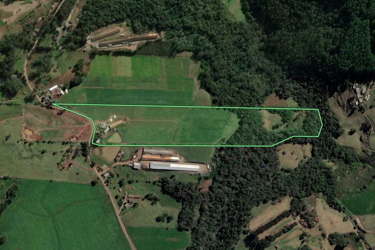 Imagem de satélite do imóvel rural em Xaxim (SC), com o contorno declarado no CAR desenhado por cima.