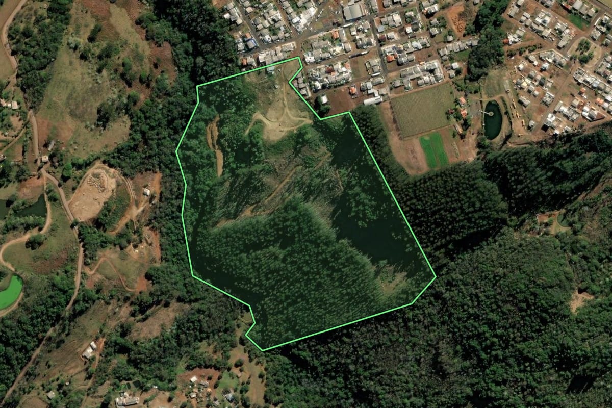 Imagem de satélite do imóvel rural em Xaxim (SC), com o contorno declarado no CAR desenhado por cima.