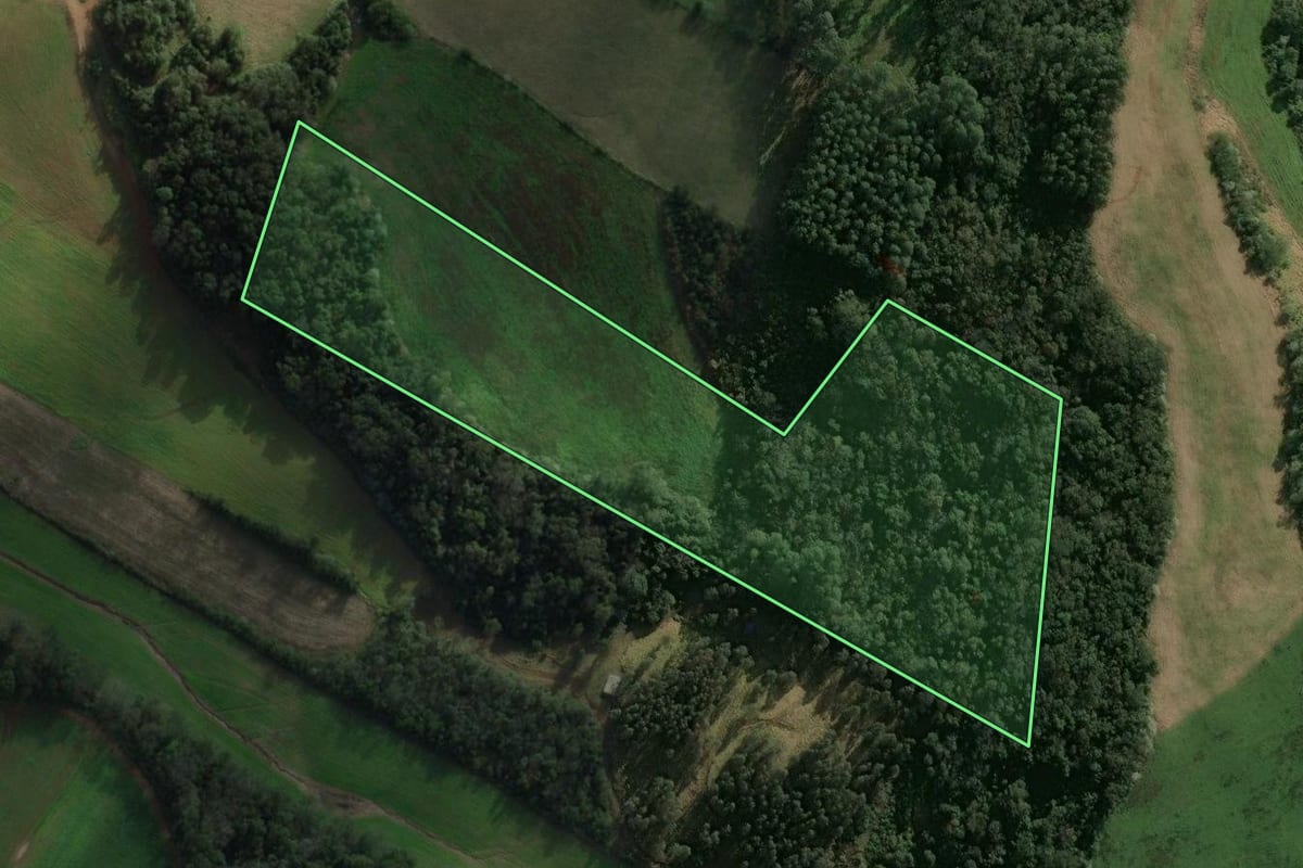 Imagem de satélite do imóvel rural em Xaxim (SC), com o contorno declarado no CAR desenhado por cima.