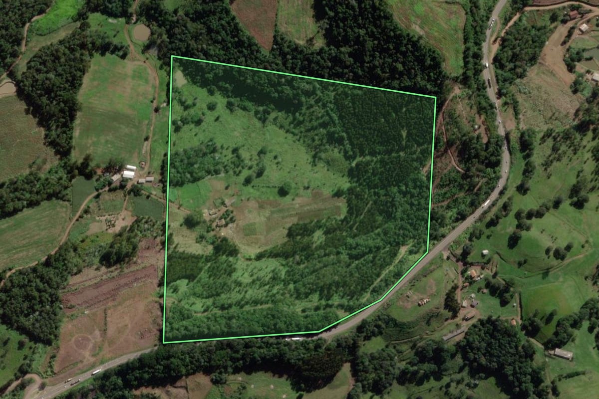 Imagem de satélite do imóvel rural em Xaxim (SC), com o contorno declarado no CAR desenhado por cima.