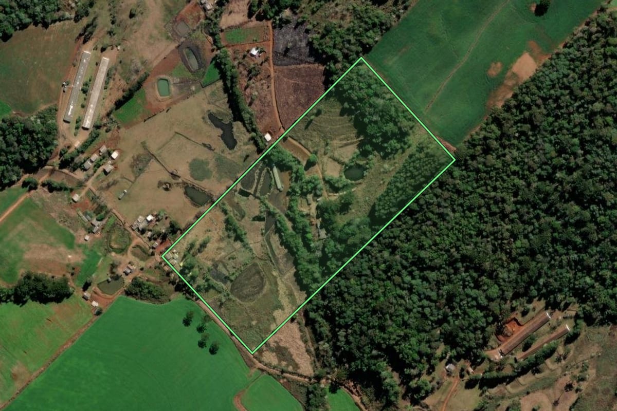 Imagem de satélite do imóvel rural em Xaxim (SC), com o contorno declarado no CAR desenhado por cima.