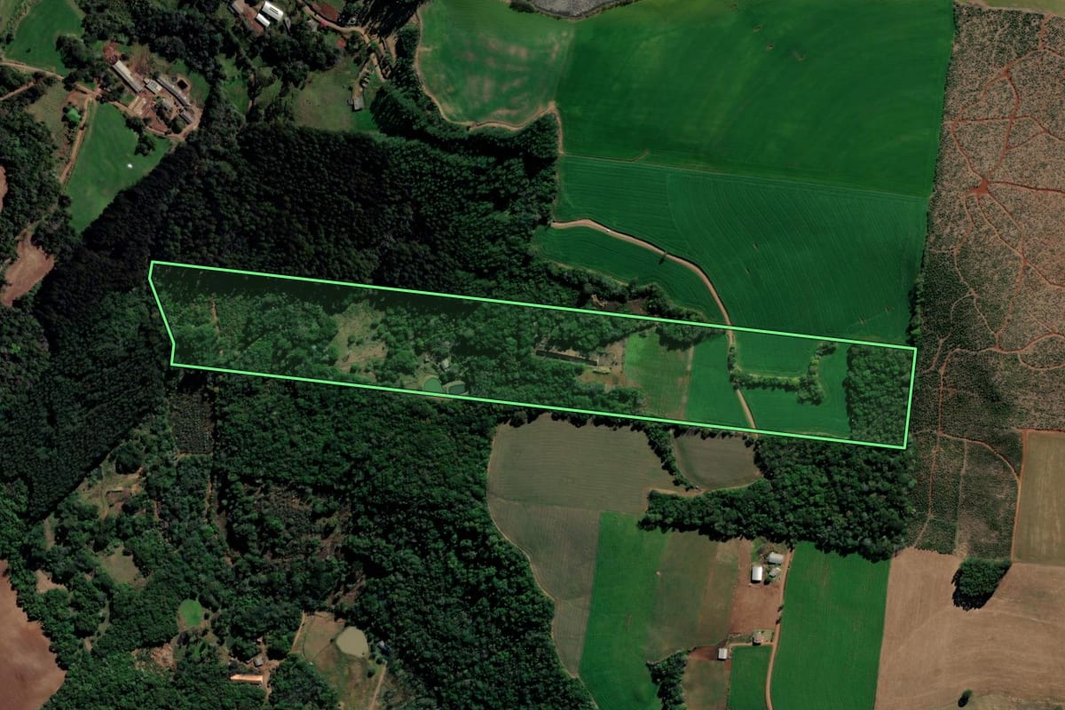 Imagem de satélite do imóvel rural em Xaxim (SC), com o contorno declarado no CAR desenhado por cima.