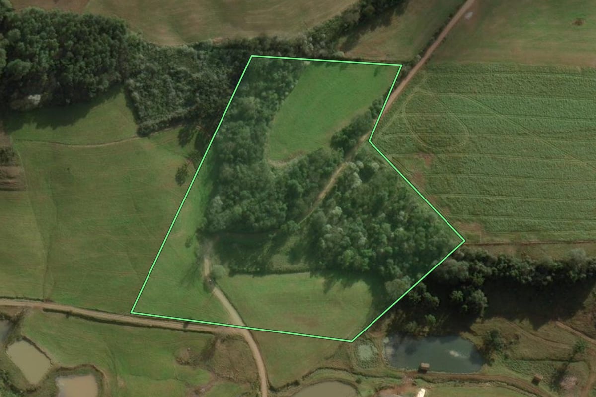 Imagem de satélite do imóvel rural em Xaxim (SC), com o contorno declarado no CAR desenhado por cima.