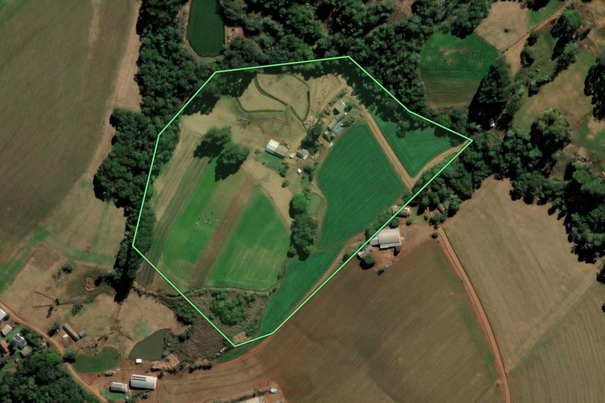 Imagem de satélite do imóvel rural em Xaxim (SC), com o contorno declarado no CAR desenhado por cima.