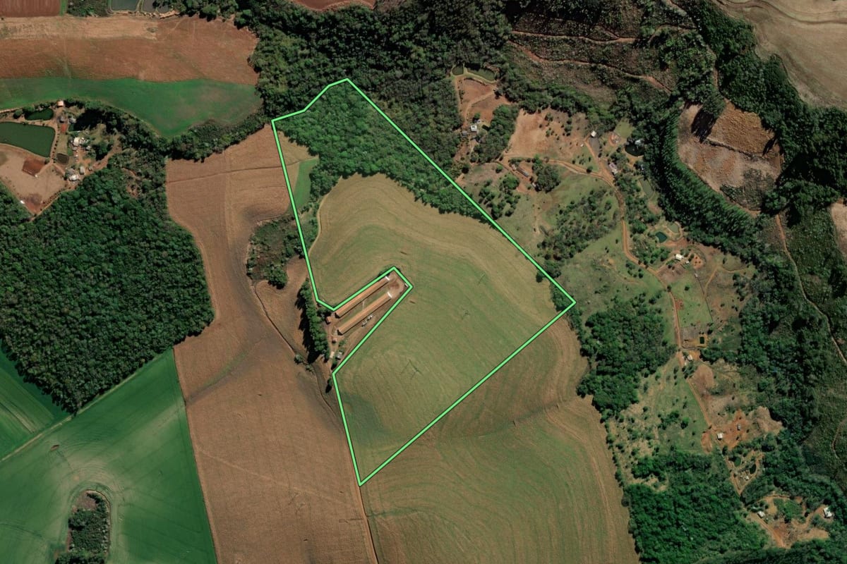 Imagem de satélite do imóvel rural em Xaxim (SC), com o contorno declarado no CAR desenhado por cima.