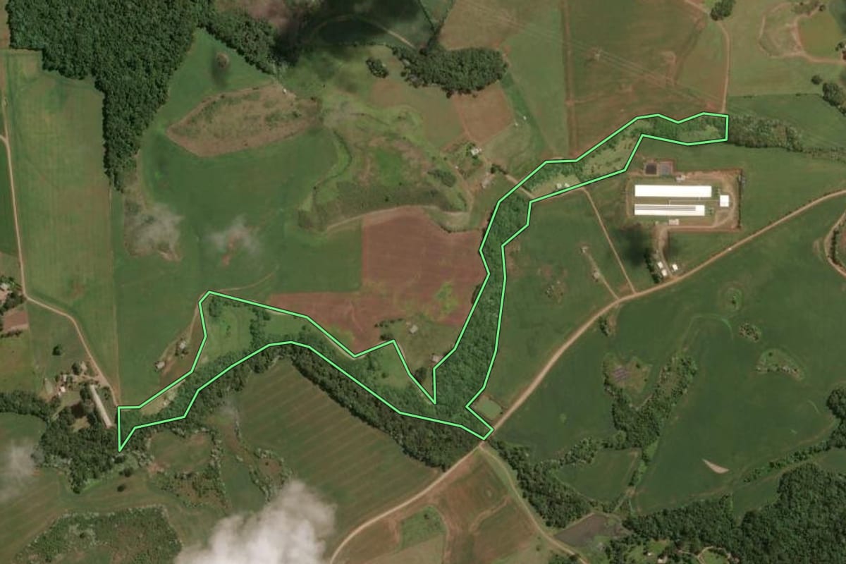 Imagem de satélite do imóvel rural em Zortéa (SC), com o contorno declarado no CAR desenhado por cima.