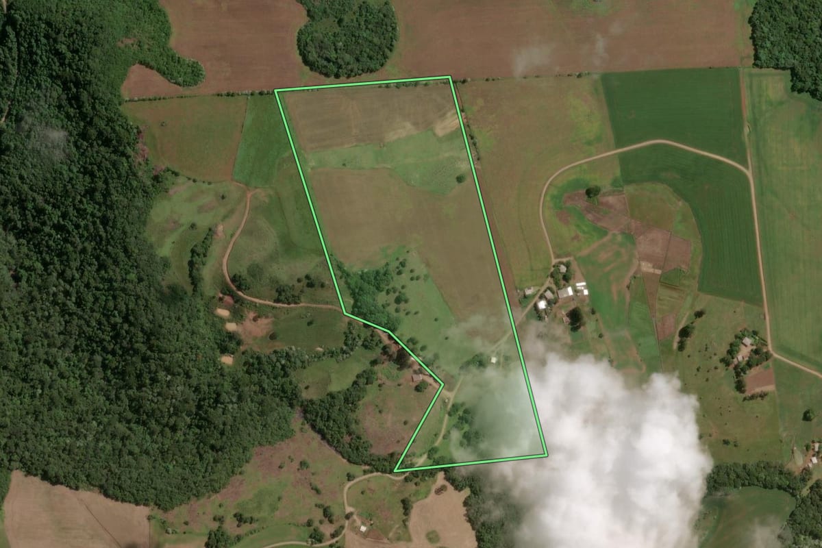 Imagem de satélite do imóvel rural em Zortéa (SC), com o contorno declarado no CAR desenhado por cima.