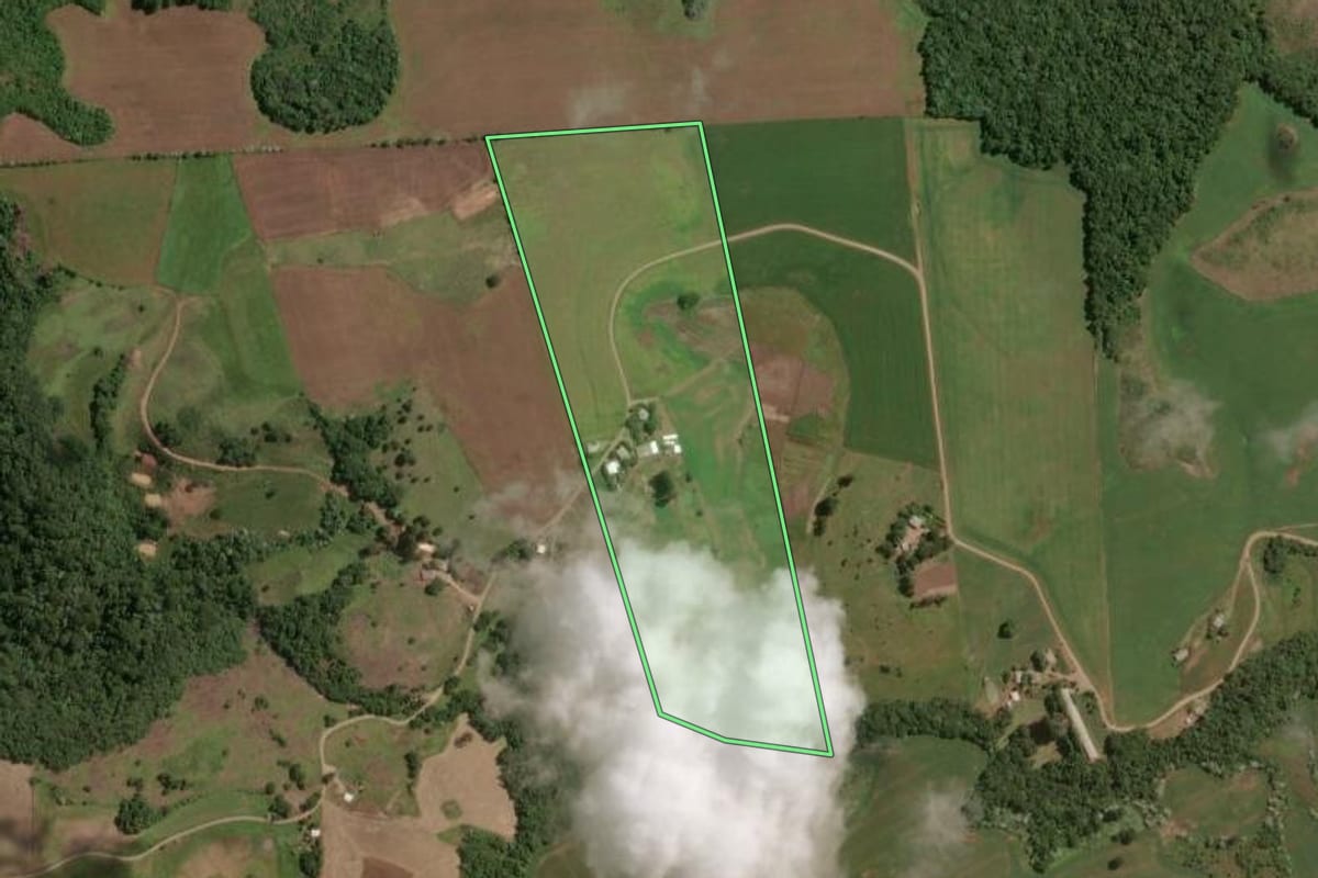Imagem de satélite do imóvel rural em Zortéa (SC), com o contorno declarado no CAR desenhado por cima.