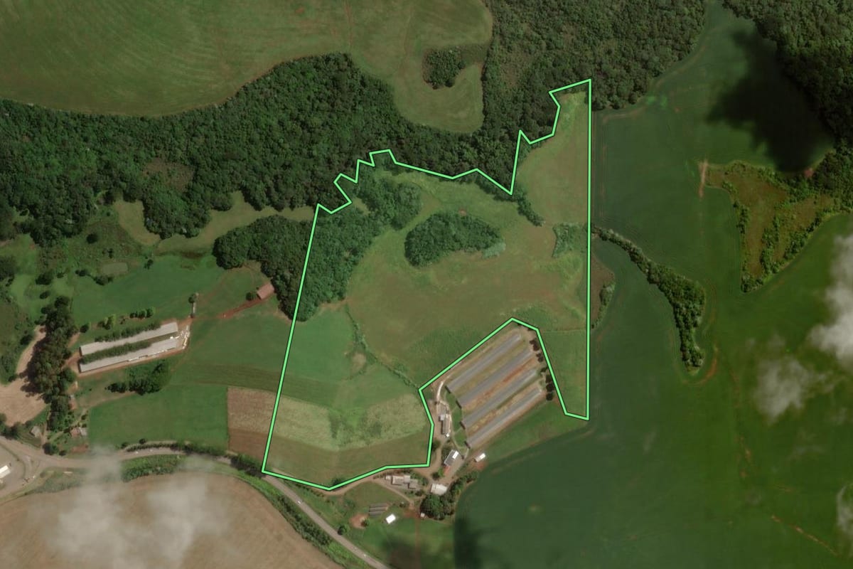 Imagem de satélite do imóvel rural em Zortéa (SC), com o contorno declarado no CAR desenhado por cima.