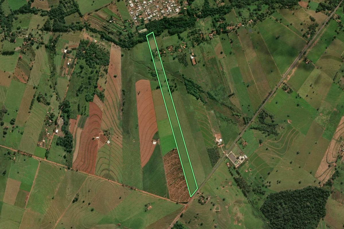 Imagem de satélite do imóvel rural em Adamantina (SP), com o contorno declarado no CAR desenhado por cima.