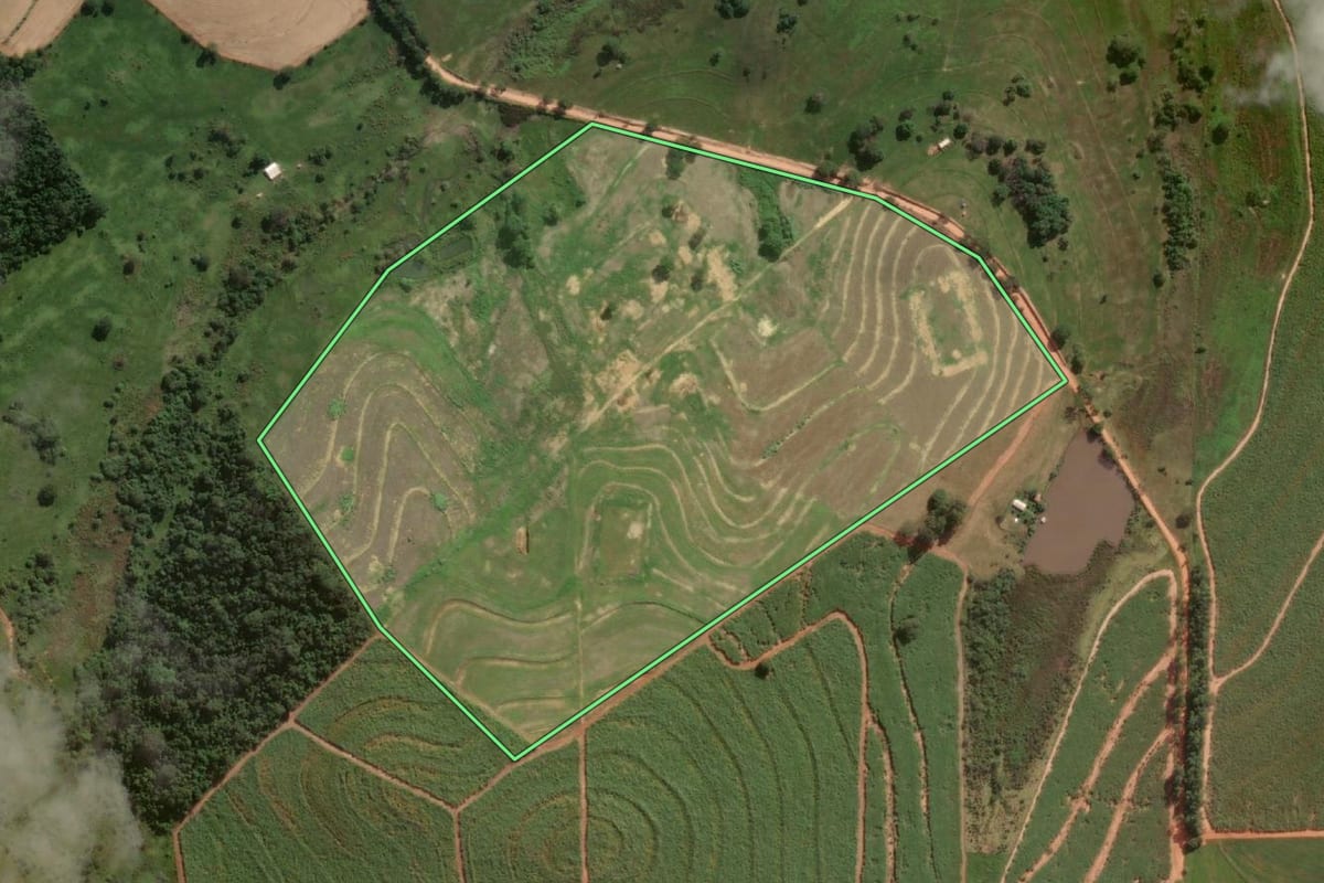 Imagem de satélite do imóvel rural em Adamantina (SP), com o contorno declarado no CAR desenhado por cima.